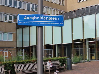 851027 Afbeelding van het straatnaambord 'Zorgheldenplein', voor de ingang van het Diakonessenhuis (Bosboomstraat 1) te ...
